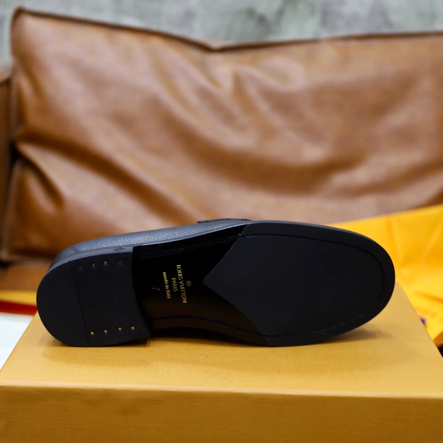 Men's Men's Shoes💰💰920LV Louis Vuitton Slip-on Loafers, top quality products from Guangzhou, ready for sale! This LV Glove loafer is made of selected soft cowhide, with a slightly wrinkled leather surface and a very high-end texture. Each pair is unique. The leather surface is light and soft, with a fine texture and good luster. It is a classic loafer style, with exquisite handmade mark stitching on the toe, and a square toe configuration to highlight the classic style. The horizontal band has hot-printed LV three-dimensional letters, semi-solid handcrafts and a genuine leather outsole, and a rubber patch on the heel to create wear-resistant performance and comfort. One of the must-have loafers for men! Comes with full original packaging! Code number: 38-39-40-41-42-43-44 (38, 45, 46 customized) standard leather shoe code